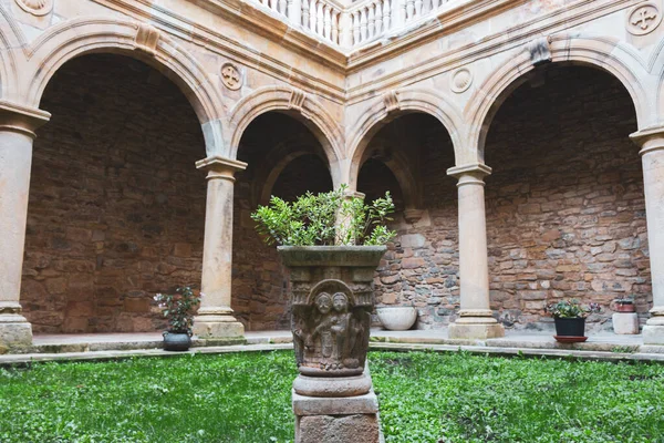 Cortile Ignoto Monastero Medievale Con Arco Piccola Statua Piccolo Giardino — Foto Stock