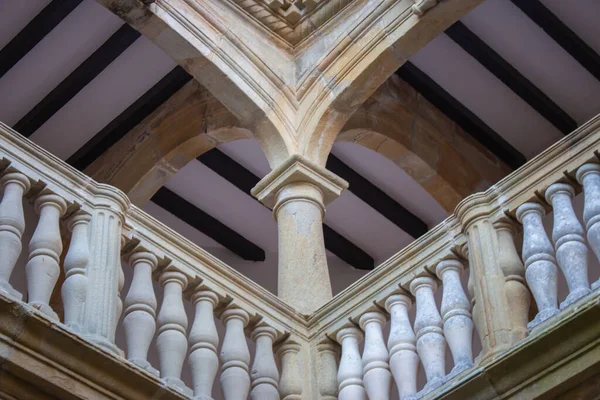 Πρόσοψη Μεσαιωνικής Εκκλησίας Μπαλκόνι Παλιά Εκκλησία Συμμετρία Στην Αρχαία Αρχιτεκτονική — Φωτογραφία Αρχείου