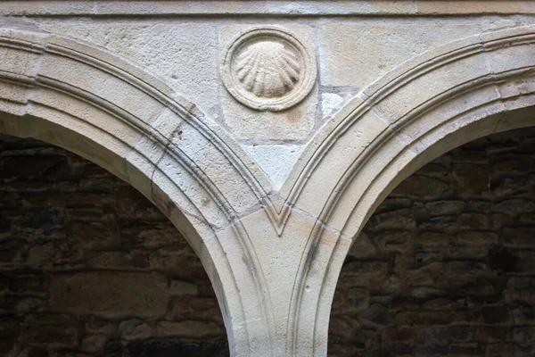 Kagyló Ősi Katolikus Templomon Zarándoklat Szimbólum Katedrális Falán Camino Santiago — Stock Fotó