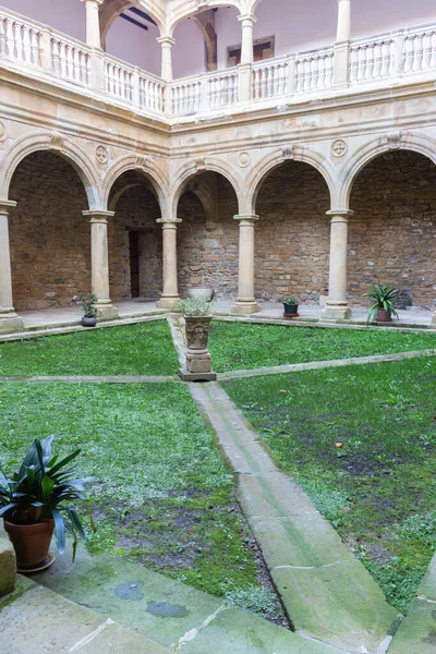 Quintal Mosteiro Medieval Desconhecido Com Arco Pequena Estátua Pequeno Jardim — Fotografia de Stock