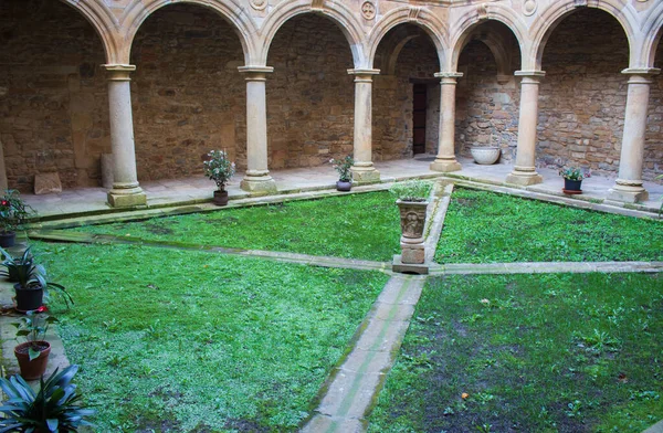 Patio Trasero Monasterio Medieval Desconocido Con Arco Pequeña Estatua Pequeño —  Fotos de Stock