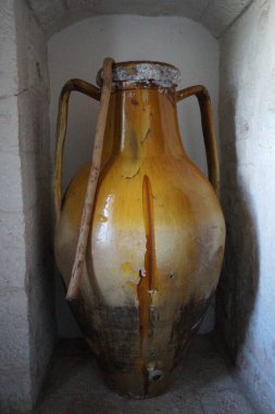 İtalya 'da Apulia' da zeytinyağı depolamak için kullanılan tipik kil amforu.