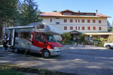 Camigliatello Silano, Cosenza, İtalya, 21 Ekim 2020 Sila Ulusal Parkı 'nda bir karavanda yavaş yaşam.