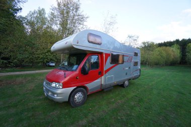 Camigliatello Silano, Cosenza, İtalya, 21 Ekim 2020 Sila Ulusal Parkı 'nda bir karavanda yavaş yaşam.