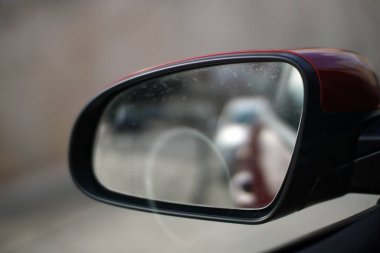 Modern bir arabanın dikiz aynası, detay.