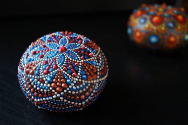 Siyah arkaplanda Güzel El Boyalı Mandala