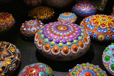 Güzel El Boyalı Mandalalar, yaklaşın