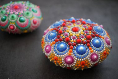 Gri arkaplanda Güzel El Boyalı Mandalalar