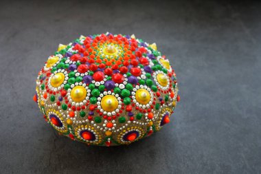 Gri arkaplanda Güzel El Boyalı Mandala