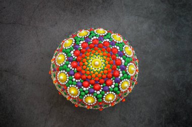 Gri arkaplanda Güzel El Boyalı Mandala