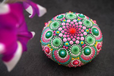 Gri arkaplanda Güzel El Boyalı Mandala