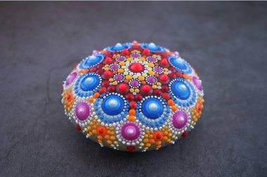 Gri arkaplanda Güzel El Boyalı Mandala