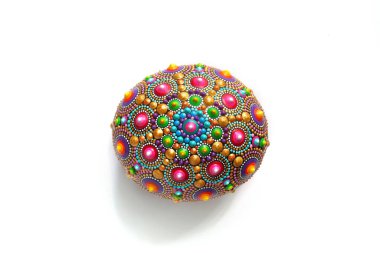 Güzel El Boyalı Mandala, beyaz arka planda izole edilmiş.