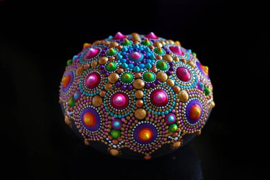 Siyah arkaplanda Güzel El Boyalı Mandala