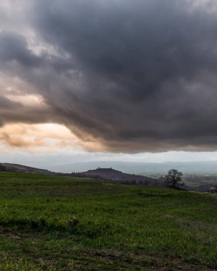 Assisi, Umbria, İtalya üzerinde karamsar, büyük yağmurlu bulutlar