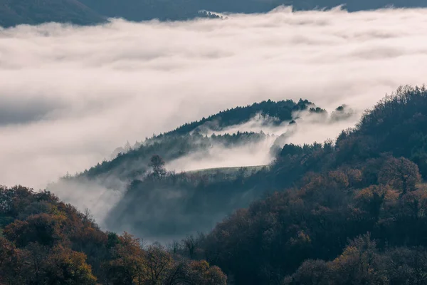 Nebbia e nebbia tra valle, montagne e colline, in Umbria Italia Foto Stock Royalty Free