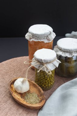 Mayalanmış lahana, bezelye, baharatlı salatalık turşusu.