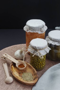 Mayalanmış lahana, bezelye, baharatlı salatalık turşusu.