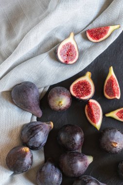 Siyah arkaplanda taze incir ve açık keten