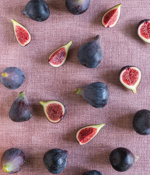 Fresh figs arranged on pink textured background — Stock Photo, Image