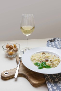 Tabak manzaralı gurme mantarlı risotto.
