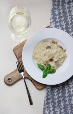 Üst tabakta gurme mantarlı risotto.