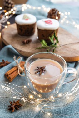 Noel şekerli Masala çayı ve mavi arka planda Noel ışıkları.