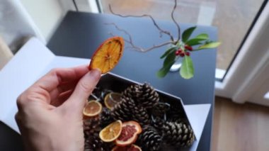 Kurumuş portakallı lolipop ve sıfır atık Noel süslemesi.