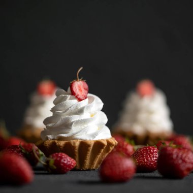 Sevgililer Günü için tatlı. Çilekli tart. Sevilen biri için tatlılık. Güzel tutku. Kırmızı tutku. Tutkulu bir dürtü. Kadınların zayıflığı. Hızlı karbonhidratlar. Lezzetli ama sağlıklı değil..