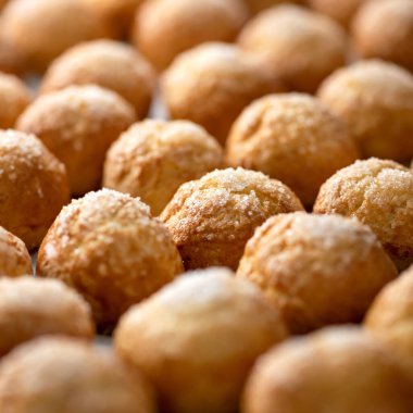 Fırından yeni çıkmış çıtır çörekler. Beyaz yuvarlak cips ve çörekler soğuyor. Kremalı pasta ya da eklem arka planı