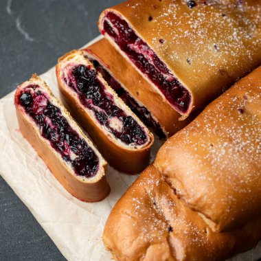 Kırmızı böğürtlenli tatlı turta, Top View. Tatlı hamur işleri, tatlı. Yemek konsepti. Sosyal medyada paylaşım için kare biçimi veya 1x1