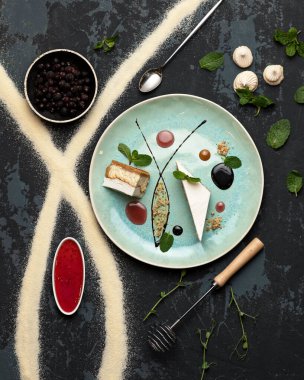 Tatlıları servis ediyorum. Lokantadaki tatlı yemek tabağı. Üst Manzara. Romantik tatlı hediye ya da sevilen kişi için hediye. Tatil ya da neşeli ruh hali konsepti. İnce zevkler için nefis güzellikler. Dikey biçim