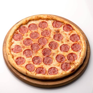 Beyaz masa arkaplanında bir sürü kâğıt pizza. Tahtada sosisli sıcak pizza. Lezzetli Pizza. Geleneksel İtalyan yemekleri, en iyi manzara. Beslenme yemeği ya da öğle yemeği. Nesne beyazda izole edildi