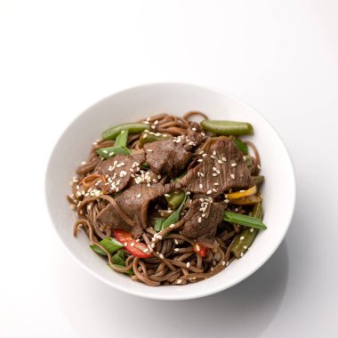 Et ve susam tohumlu pilav. Yemek tabakası beyaz arka planda izole edilmiş, Üst Manzara. Yenge menüsünden aperatif. Nefis servis edilmiş yemek.