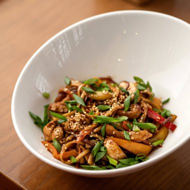 Soğanlı ve susamlı Tayland spagettisi. Yemek konsepti. Doğu mutfağı. Sosyal medyada paylaşım için kare biçimi veya 1x1