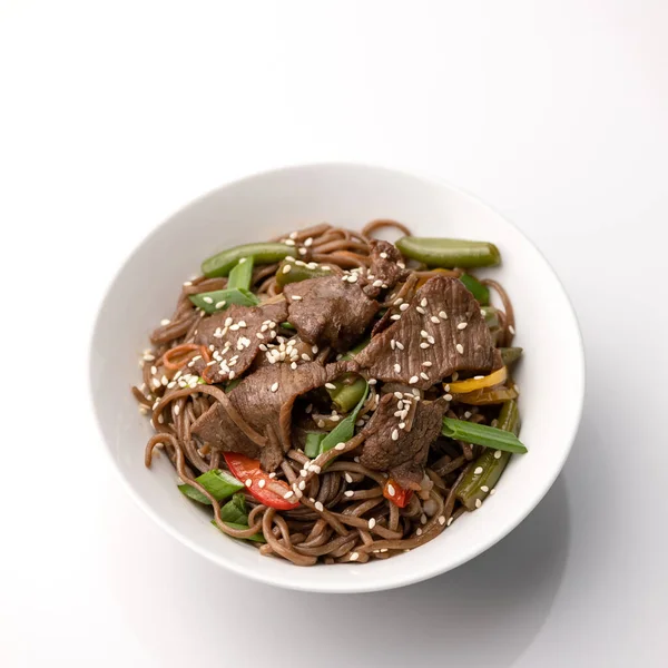 Et ve susam tohumlu pilav. Yemek tabakası beyaz arka planda izole edilmiş, Üst Manzara. Yenge menüsünden aperatif. Nefis servis edilmiş yemek.