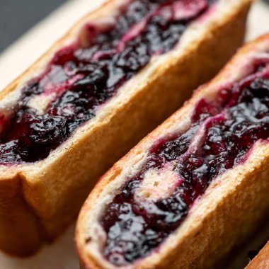 Kiraz dilimleri, yakın plan. İki dilim kırmızı böğürtlenli turta, taze ev yapımı pişirilmiş ürünler. Sulu Doldurulmuş vişneli turta. Tatlı yemek, hamur işi veya tatlı. Kare biçim. Odaklanma