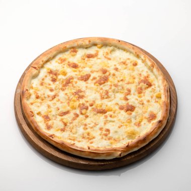 Beyaz arka planda ahşap kesim tahtasında peynirli pizza. Klasik İtalyan yemeği işte. Beslenme yemeği ya da öğle yemeği. Çevrimiçi gıda dağıtımı için kare biçimi