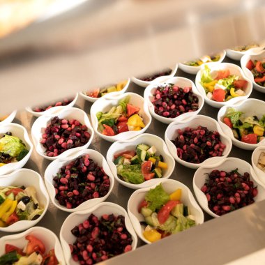 Karışık Sebze Salataları. self-servis restoranında çeşitli lezzetli ve sağlıklı yemekler. Bol miktarda vitamin abur cuburu ya da vejetaryen yemeği. Yemek konsepti. Kare biçiminde. Kapat, üst görünüm