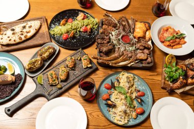 Restoran yemek masasında çeşitli et ve sebzeler doyurucu yemekler. Çeşitli lezzetli ve sağlıklı yemekler. Öğle yemeği ayarla. Yatay biçim
