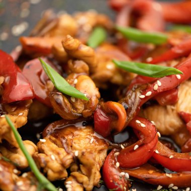 Buharda pişirilmiş doğu yemeği, et ve renkli sebzeler. Domatesleri, biberleri ve yeşillikleri yakın. Baharatlı Pan-Asya mutfağı. Asya restoranı konsepti. Sağlıklı yiyecekler. Yumuşak odak