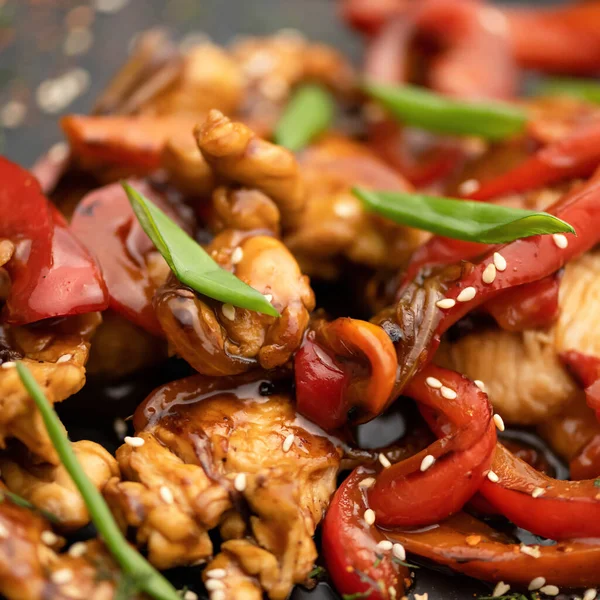 Buharda pişirilmiş doğu yemeği, et ve renkli sebzeler. Domatesleri, biberleri ve yeşillikleri yakın. Baharatlı Pan-Asya mutfağı. Asya restoranı konsepti. Sağlıklı yiyecekler. Yumuşak odak