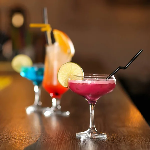 Kolorowy zestaw tropikalnych egzotycznych koktajli na stole. Letnie drinki na rozmytym tle. Koncepcja wakacji. Miękkie skupienie. Przestrzeń kopiowania — Zdjęcie stockowe