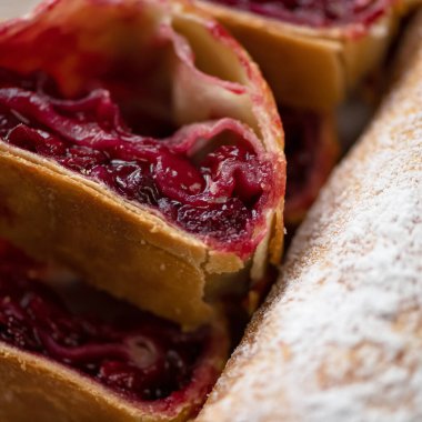 Sulu Doldurulmuş vişneli turta. Yakın çekim. Tatlı hamur işleri, tatlı. Yemek konsepti. Sosyal medyada paylaşım için kare biçimi veya 1x1