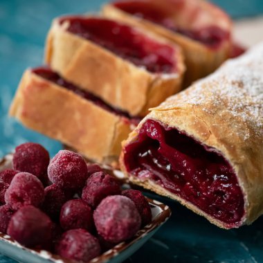 Sulu Doldurulmuş vişneli turta. Yakın çekim. Tatlı hamur işleri, tatlı. Yemek konsepti. Sosyal medyada paylaşım için kare biçimi veya 1x1