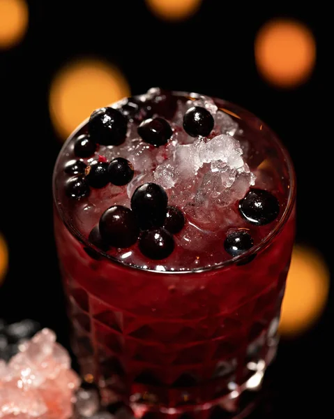 Крижана ягода Алкогольний напій на чорному тлі. Крупним планом. Вертикальний формат — стокове фото