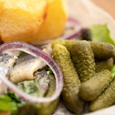 Soğanlı ve ringa balıklı salatalık turşusu. Baharatlı aperatif. Yakın çekim. Yumuşak odak