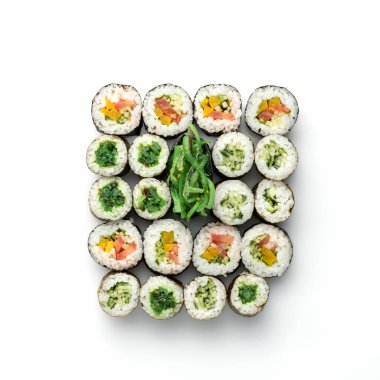 Suşi ve Sashimi Set, beyaz arka planda yeşil yosunlu nori maki ruloları. Klasik Japon yemekleri. Sağlıklı doğulu yemeği. Sağlık konsepti. Düz yatıyordu. Üst Manzara. Boşluğu kopyala