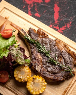 Biberiyeli pirzola bifteği. Tomahawk ya da biftek. Yumuşak odaklanma. Yakın plan çekim. Uzayı kopyala Dikey biçim