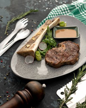 Kızarmış fileto. Yumuşak sulu et filetosu, yeşiller, sebzeler ve hardallı bir tabak. Dikey format. Yumuşak odak